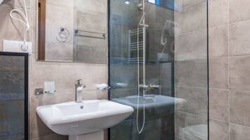 Standard Twin Room | Bathroom | Hair dryer, slippers