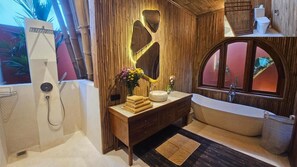 Dusche, Haartrockner, Handtücher, Seife