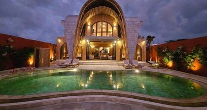 Exceptional Bamboo Estate in Kuta for 12 guests
