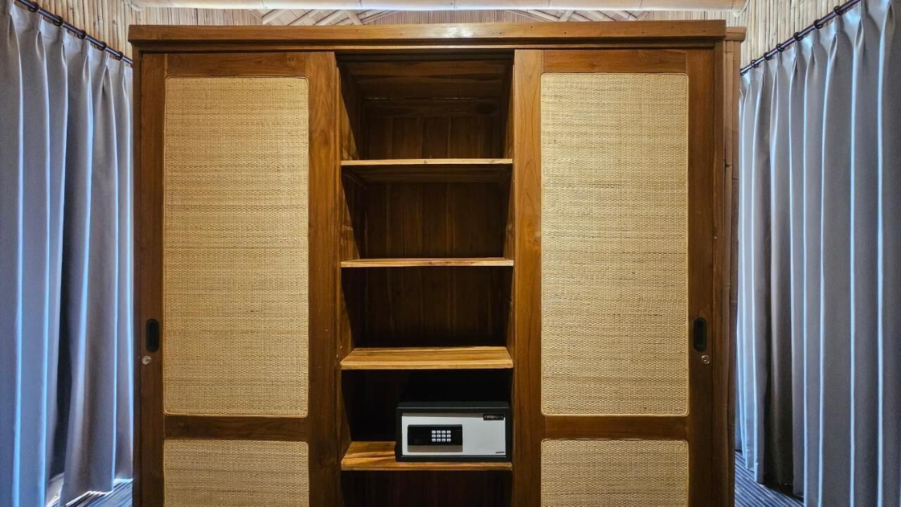 Un armario de madera con varios estantes y un panel de control.