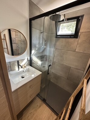 Douche, séchoir à cheveux, serviettes fournies, savon