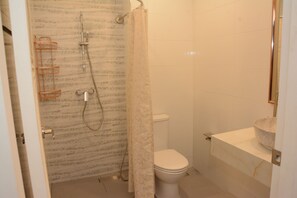 Douche, sèche-cheveux, serviettes fournies, savon