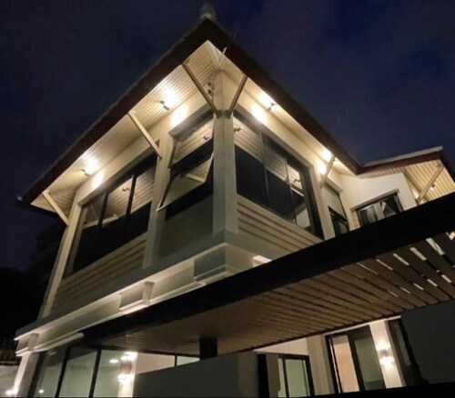 Why rent an apartment or condo?
When you can get the ENTIRE house. 