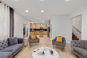 Smart-TV, Kamin, Videospiele, Bücher