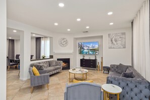 تلفزيون ذكي، مدفأة، ألعاب فيديو، كُتُب