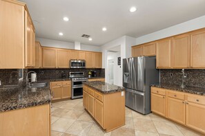 Geladeira, micro-ondas, fogão, cooktop
