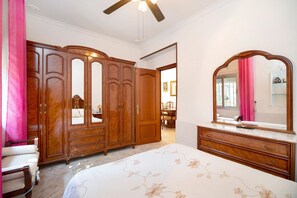 4 bedrooms, iron/ironing board, free WiFi, bed sheets - Holiday Home "Casa Catalina" with Private Terrace and Air Conditioning (Jerez de la Frontera)