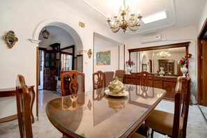 Interior - Holiday Home "Casa Catalina" with Private Terrace and Air Conditioning (Jerez de la Frontera)