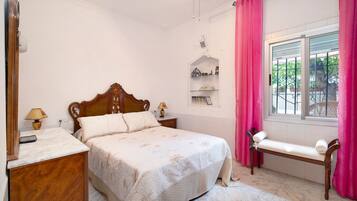 4 bedrooms, iron/ironing board, free WiFi, bed sheets
