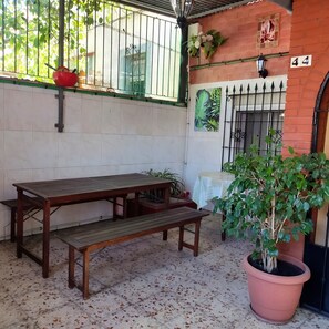 Outdoor dining - Holiday Home "Casa Catalina" with Private Terrace and Air Conditioning (Jerez de la Frontera)