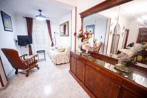 TV, DVD player, stereo - Holiday Home "Casa Catalina" with Private Terrace and Air Conditioning (Jerez de la Frontera)