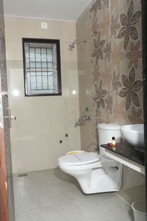 Shower, rainfall showerhead, designer toiletries, hair dryer - HOTEL TAWFEEQ PALACE (Thanjavur)