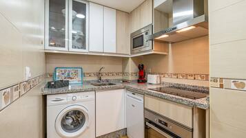 Frigorífico, microondas, horno y placa de cocina