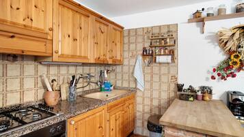 Een koelkast, een oven, een kookplaat, een koffiezetapparaat/waterkoker