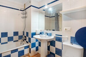 Douche, sèche-cheveux, serviettes fournies