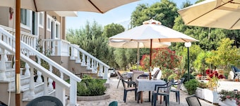 Studio Apartment "Daratos 4" with Sea View, Shared Garden & Wi-Fi