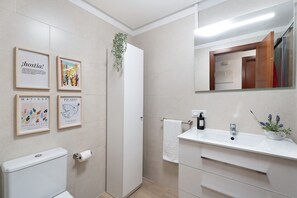 Badewanne, Haartrockner, Handtücher