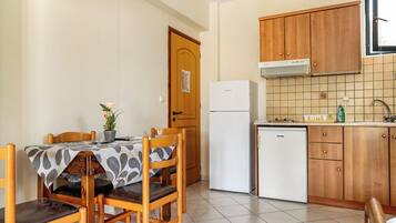 Fridge, stovetop, coffee/tea maker, electric kettle