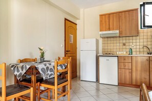 Kühlschrank, Herdplatte, Wasserkocher mit Kaffee-/Teezubehör