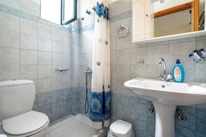 Douche, sèche-cheveux, serviettes fournies