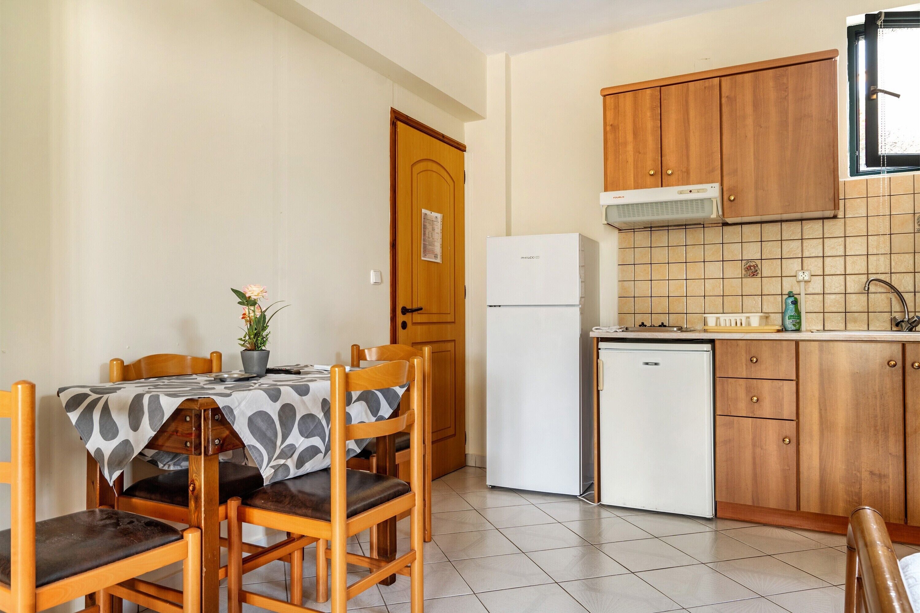 Fridge, stovetop, coffee/tea maker, electric kettle