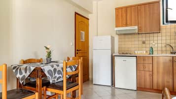 Fridge, stovetop, coffee/tea maker, electric kettle