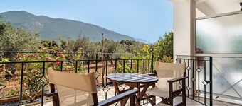 Studio Apartment "Daratos 5" with Sea View, Shared Garden & Wi-Fi