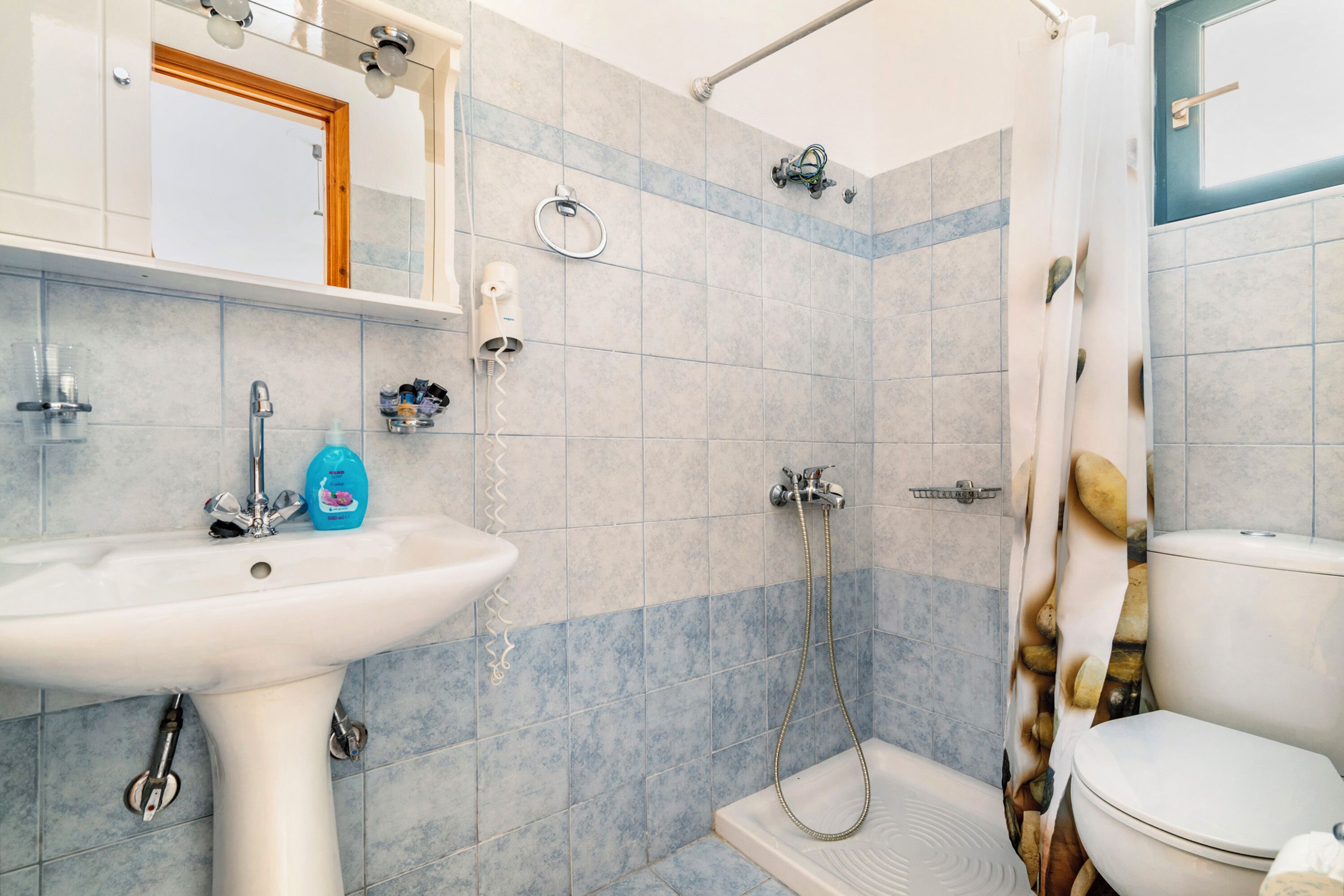 Douche, sèche-cheveux, serviettes fournies