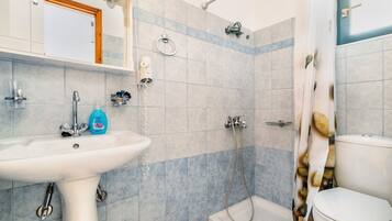 Douche, sèche-cheveux, serviettes fournies