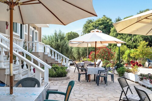 Studio Apartment "Daratos 5" with Sea View, Shared Garden & Wi-Fi