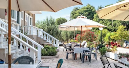 Studio Apartment "Daratos 5" with Sea View, Shared Garden & Wi-Fi