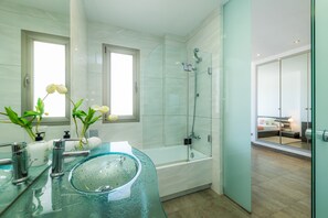 Baignoire, sèche-cheveux, serviettes fournies