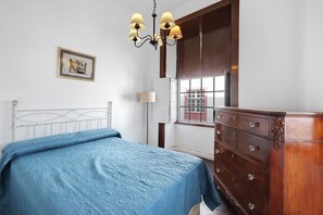 3 slaapkamers, een strijkplank/strijkijzer, gratis wifi, beddengoed