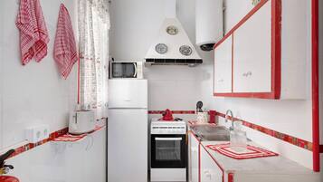 Refrigerador, microondas, horno, placa de cocina