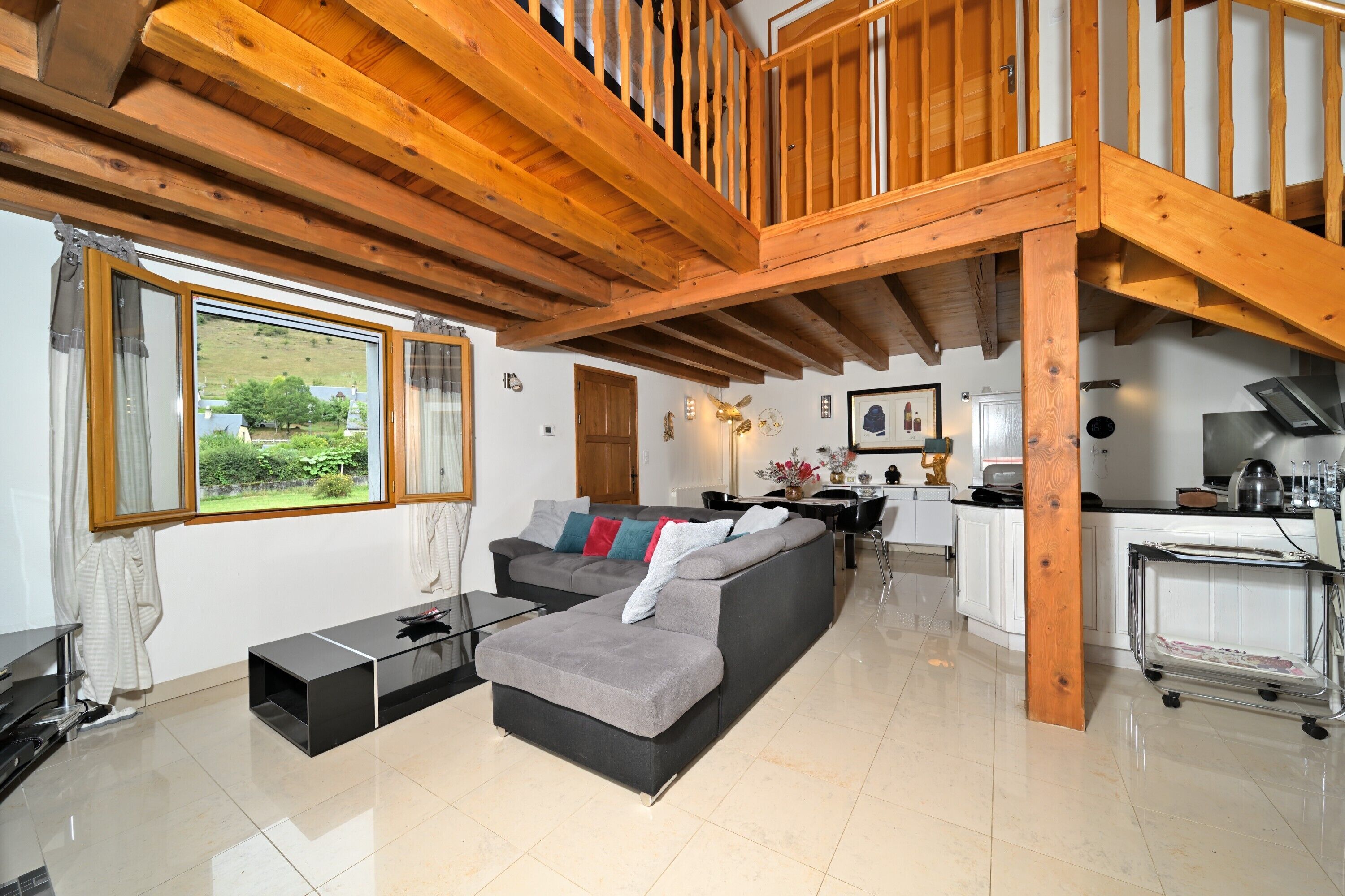 Een televisie, een open haard, videogames en een dvd-speler