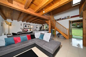 Televisión, chimenea, videojuegos y reproductor de DVD 