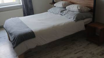 1 bedroom, desk, free WiFi, bed sheets