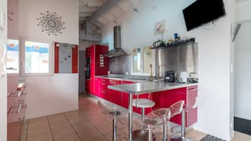 Een koelkast, een magnetron, een oven, een kookplaat