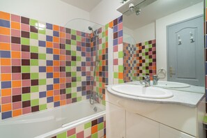 Badewanne, Haartrockner, Handtücher