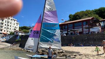 Una spiaggia nelle vicinanze