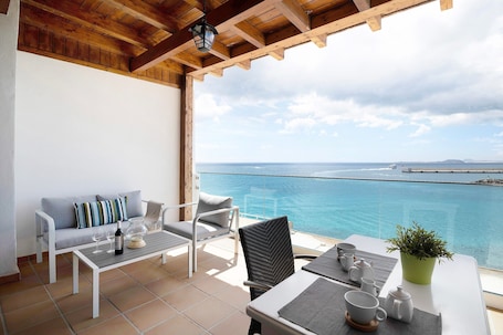Outdoor dining. Vacation Apartment 'Apartamento Seaview Limones' with Sea View, Private Terrace and Wi-Fi