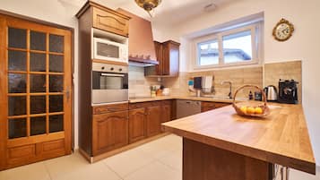 Een koelkast, een magnetron, een oven, een kookplaat