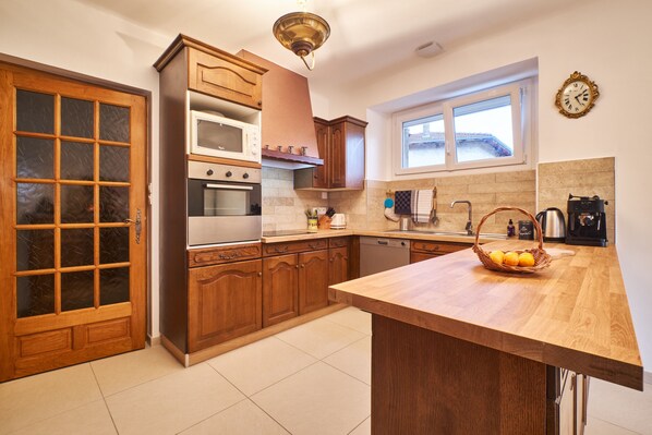 Frigorifero, microonde, forno, piano cottura