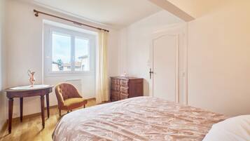 3 makuuhuonetta, silitysrauta/-lauta, ilmainen Wi-Fi, vuodevaatteet