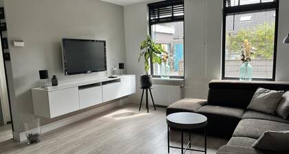 Cosy and tastefully furnished 4 to 5-person holiday home with all modern conveniences. Within cycling distance of the forest, dunes, beach and sea with free wifi and south-facing terrace.