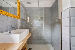 Shower, hair dryer, towels - Holiday Home 'Villino Marco' with Private Terrace, Wi-Fi and Air Conditioning (Luni)