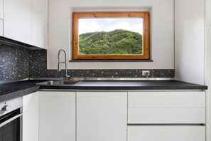 Fridge, oven, stovetop, dishwasher - Holiday Home 'Villino Marco' with Private Terrace, Wi-Fi and Air Conditioning (Luni)