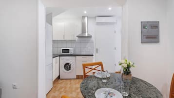 Een koelkast, een magnetron, een kookplaat