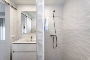 Dusche, Haartrockner, Handtücher