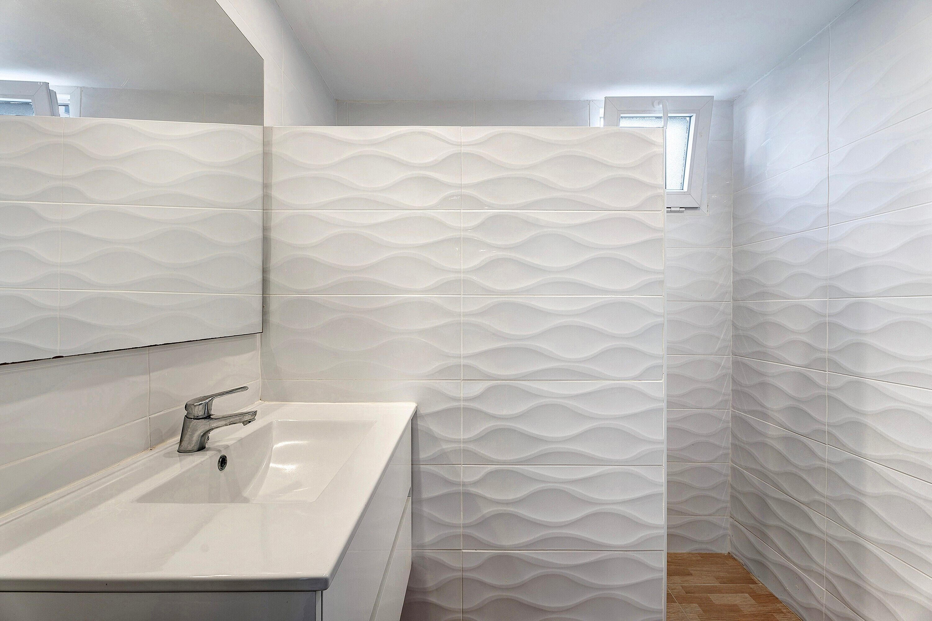 Douche, sèche-cheveux, serviettes fournies